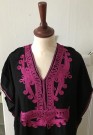 Svart kaftan med rosa broderi thumbnail