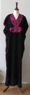 Svart kaftan med rosa broderi thumbnail